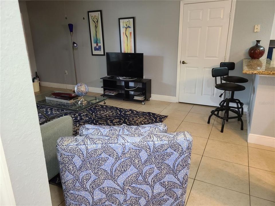 Active With Contract: $1,800 (1 beds, 1 baths, 732 Square Feet)