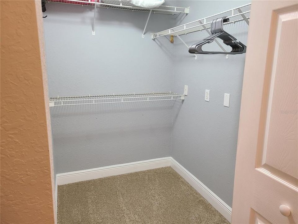 Active With Contract: $1,800 (1 beds, 1 baths, 732 Square Feet)