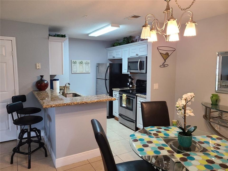 Active With Contract: $1,800 (1 beds, 1 baths, 732 Square Feet)