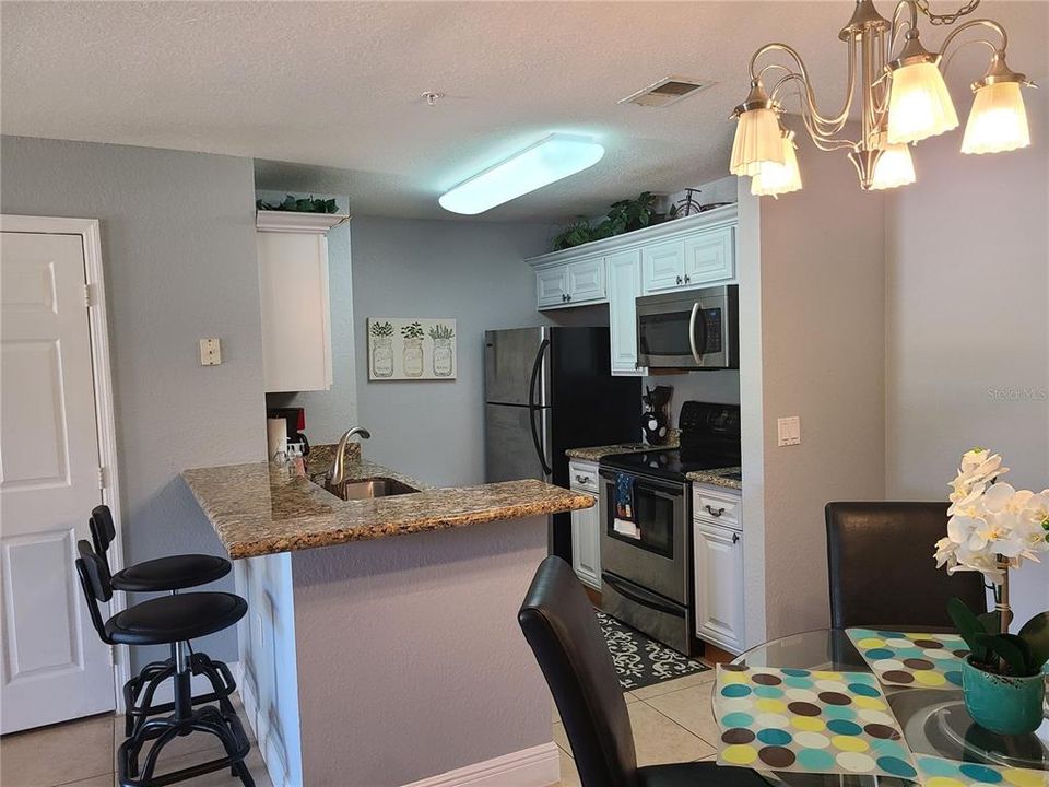 Active With Contract: $1,800 (1 beds, 1 baths, 732 Square Feet)
