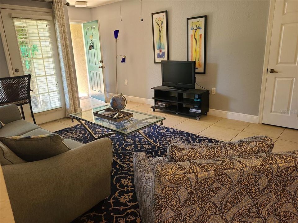 Active With Contract: $1,800 (1 beds, 1 baths, 732 Square Feet)