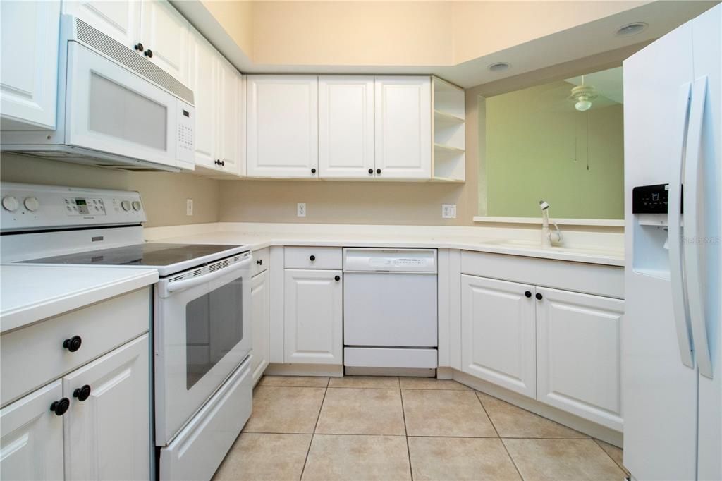 Active With Contract: $259,900 (2 beds, 2 baths, 1352 Square Feet)