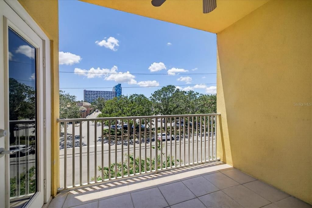 Active With Contract: $2,650 (2 beds, 2 baths, 1141 Square Feet)