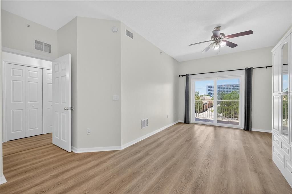 Active With Contract: $2,650 (2 beds, 2 baths, 1141 Square Feet)