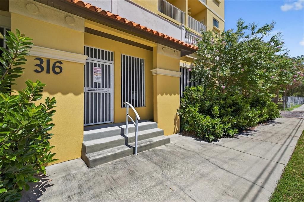 Active With Contract: $2,650 (2 beds, 2 baths, 1141 Square Feet)