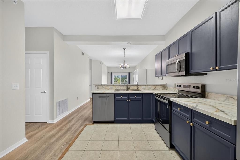 Active With Contract: $2,650 (2 beds, 2 baths, 1141 Square Feet)