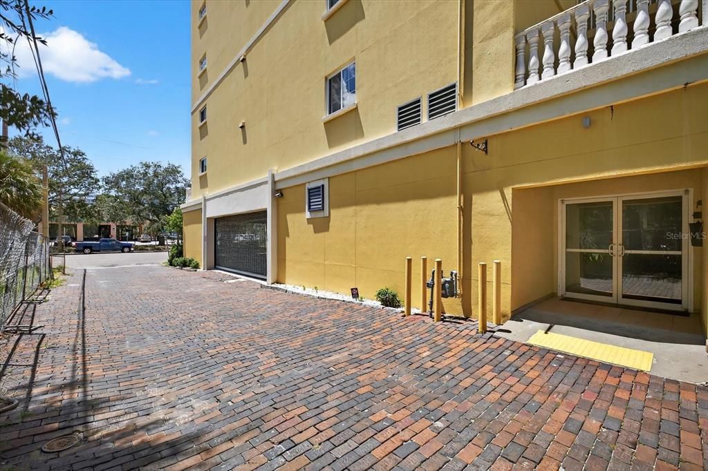 Active With Contract: $2,650 (2 beds, 2 baths, 1141 Square Feet)