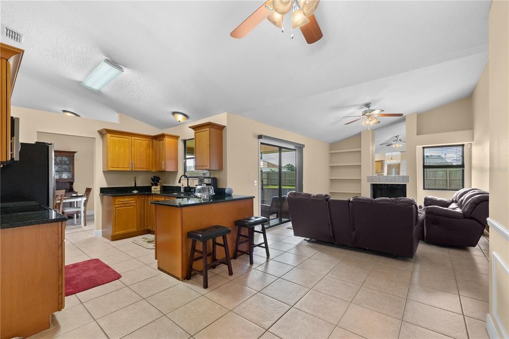 合同活跃: $328,000 (3 贝兹, 2 浴室, 1726 平方英尺)