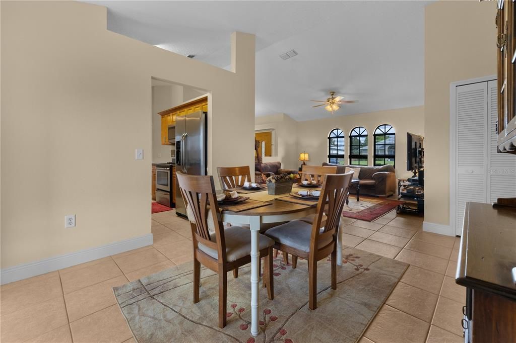 合同活跃: $328,000 (3 贝兹, 2 浴室, 1726 平方英尺)