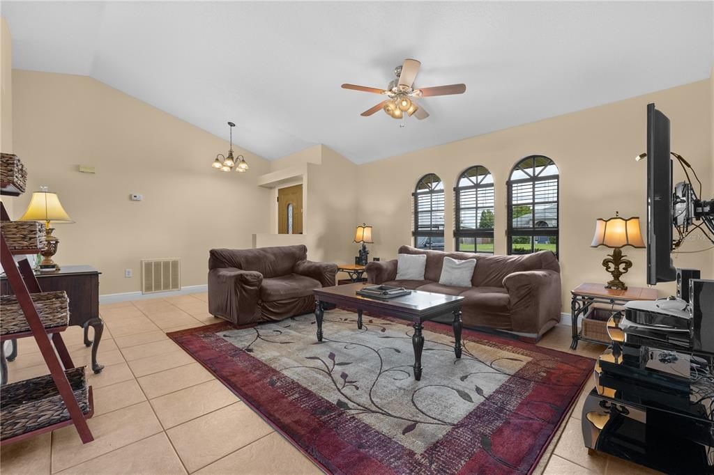 合同活跃: $328,000 (3 贝兹, 2 浴室, 1726 平方英尺)