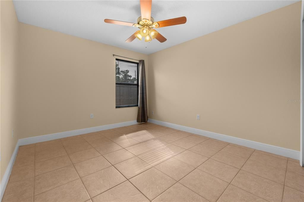 合同活跃: $328,000 (3 贝兹, 2 浴室, 1726 平方英尺)