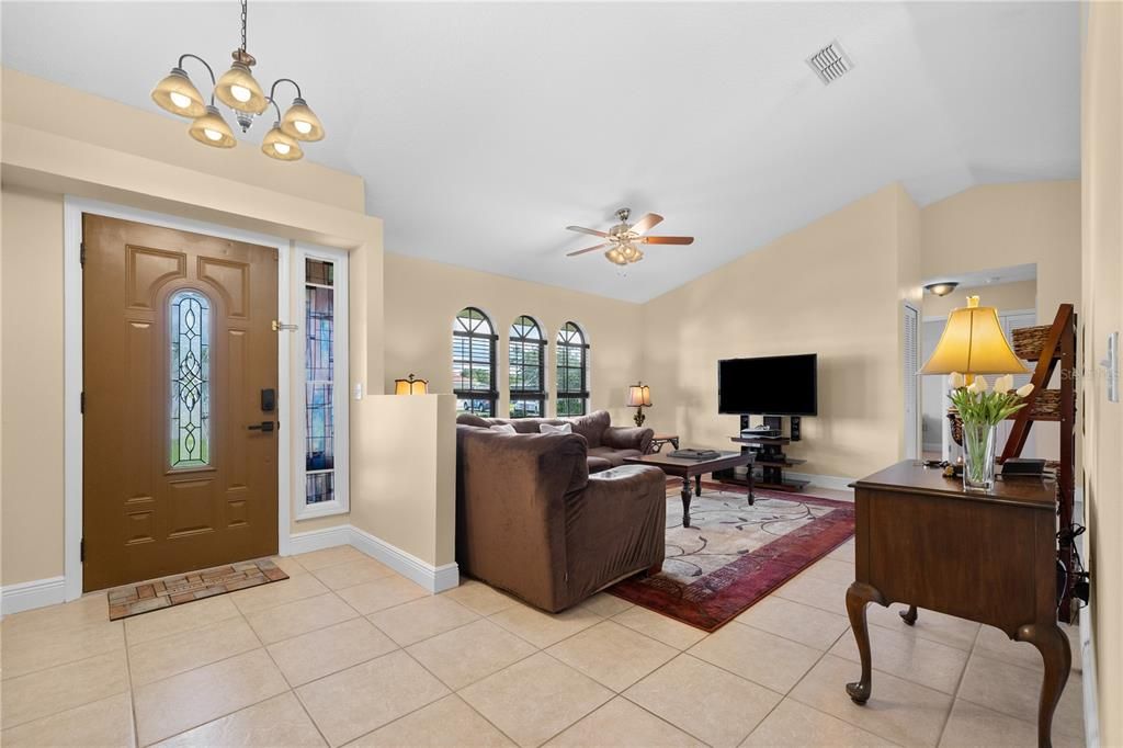 合同活跃: $328,000 (3 贝兹, 2 浴室, 1726 平方英尺)