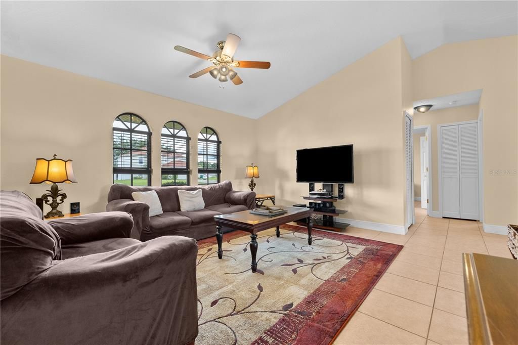 合同活跃: $328,000 (3 贝兹, 2 浴室, 1726 平方英尺)