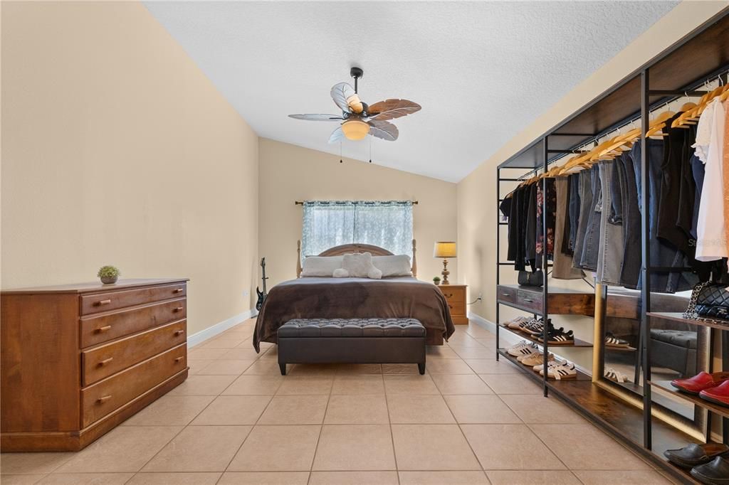 合同活跃: $328,000 (3 贝兹, 2 浴室, 1726 平方英尺)