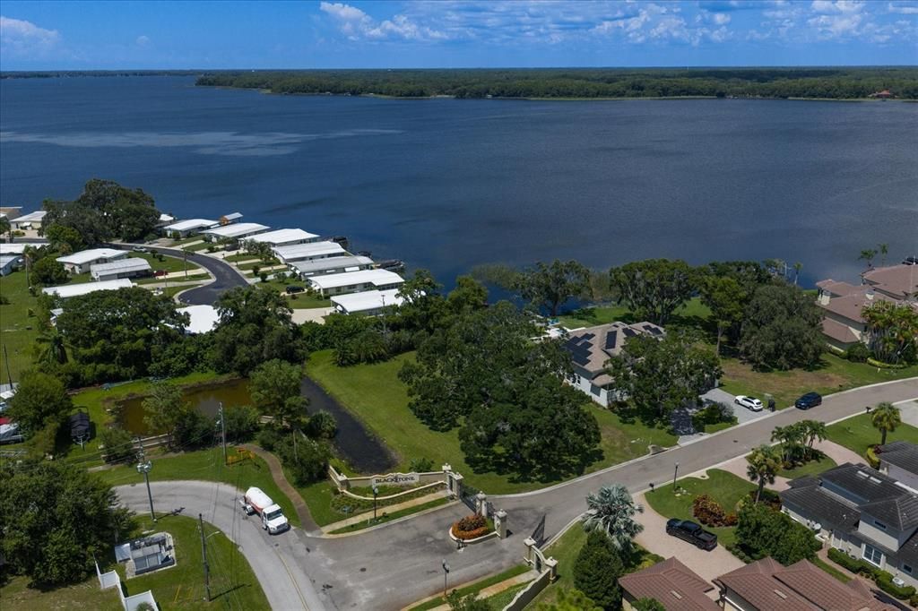 待售: $279,000 (0.37 acres)