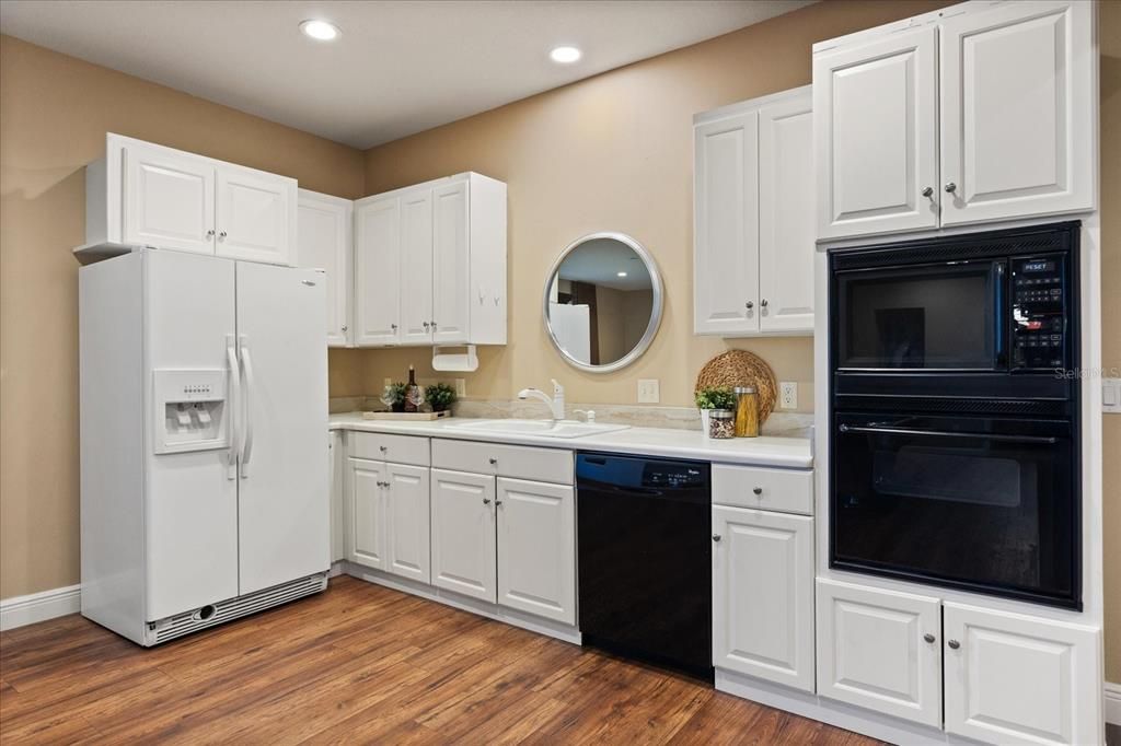 Под контрактом: $990,000 (5 спален, 4 ванн, 3811 Квадратных фут)