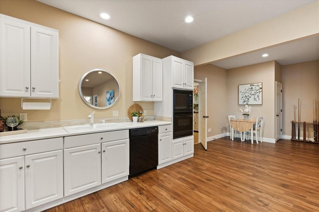 Под контрактом: $990,000 (5 спален, 4 ванн, 3811 Квадратных фут)