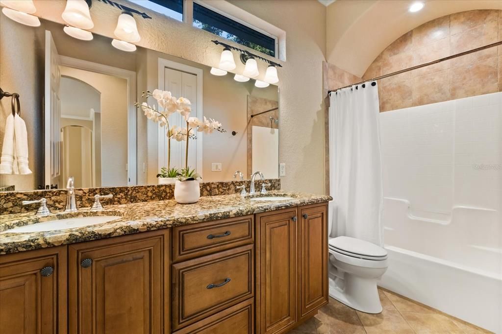 Под контрактом: $990,000 (5 спален, 4 ванн, 3811 Квадратных фут)