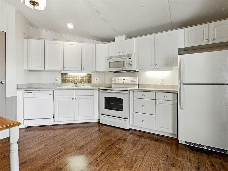 Activo con contrato: $120,000 (2 camas, 1 baños, 768 Pies cuadrados)