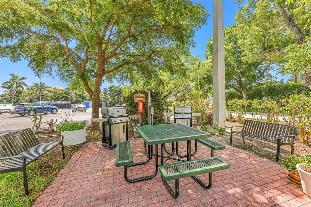 For Rent: $6,250 (2 beds, 2 baths, 850 Square Feet)