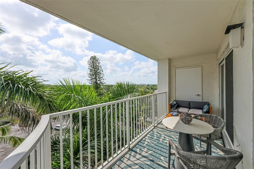 For Rent: $6,250 (2 beds, 2 baths, 850 Square Feet)