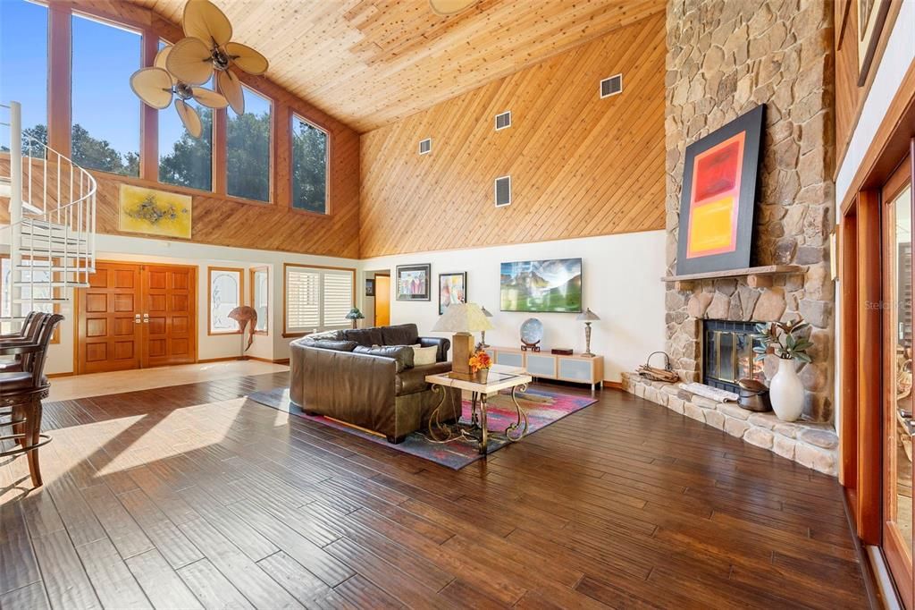 Activo con contrato: $850,000 (5 camas, 3 baños, 2600 Pies cuadrados)