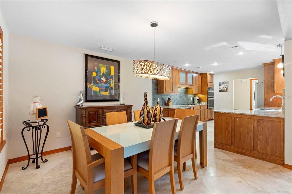 Activo con contrato: $850,000 (5 camas, 3 baños, 2600 Pies cuadrados)