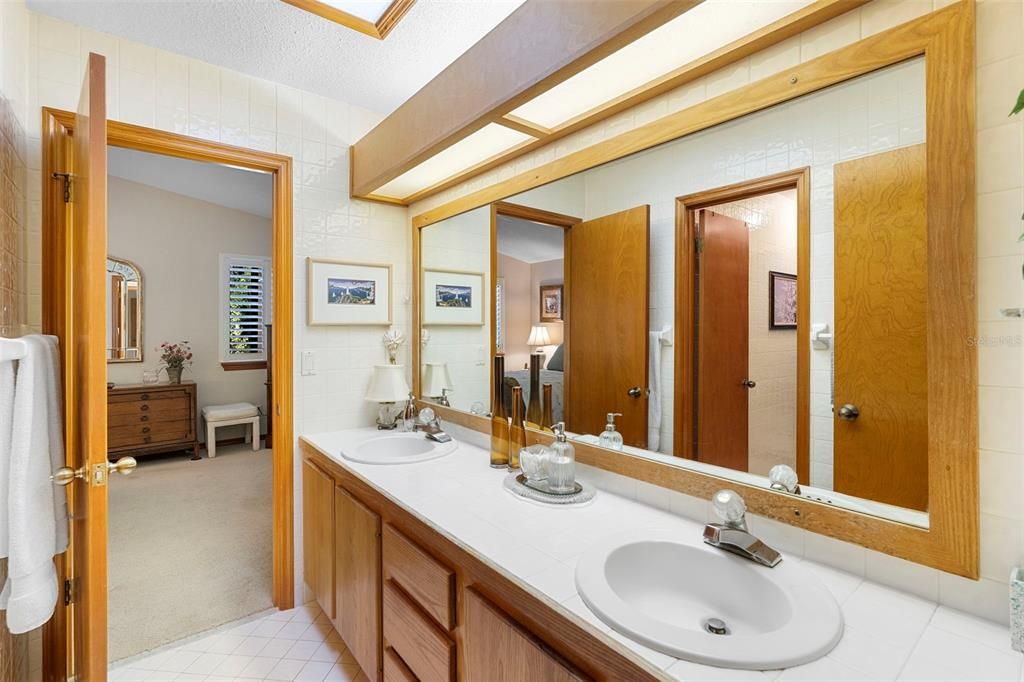 Activo con contrato: $850,000 (5 camas, 3 baños, 2600 Pies cuadrados)