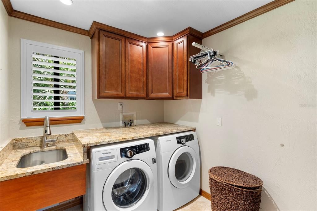 Activo con contrato: $850,000 (5 camas, 3 baños, 2600 Pies cuadrados)