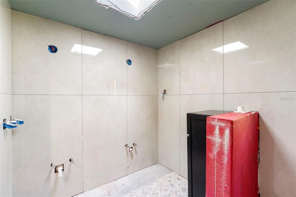 Activo con contrato: $850,000 (5 camas, 3 baños, 2600 Pies cuadrados)