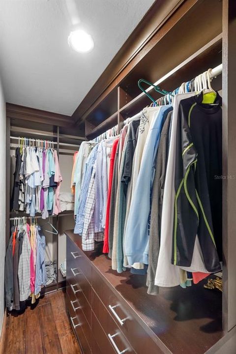 Activo con contrato: $850,000 (5 camas, 3 baños, 2600 Pies cuadrados)