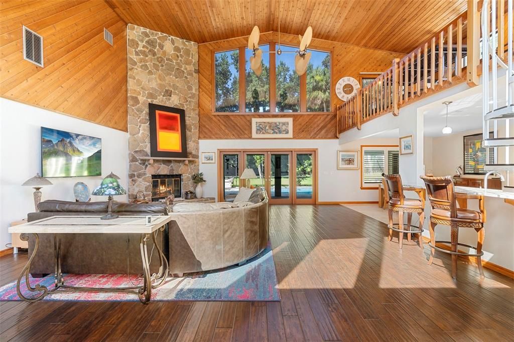 Activo con contrato: $850,000 (5 camas, 3 baños, 2600 Pies cuadrados)