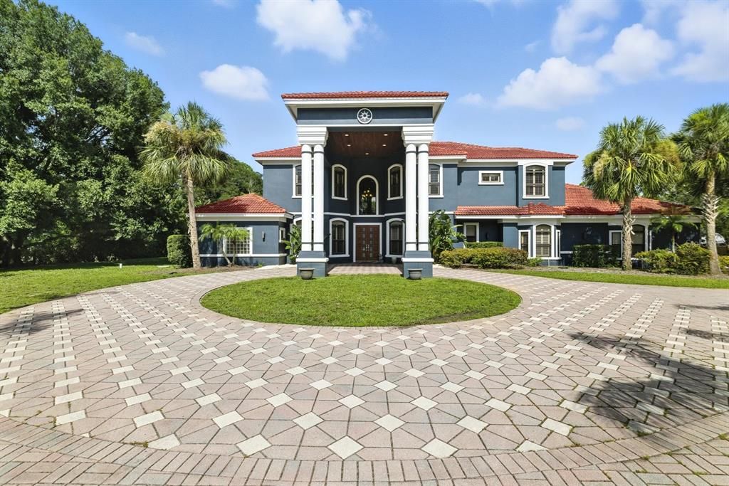 For Sale: $1,900,000 (5 beds, 5 baths, 5082 Square Feet)