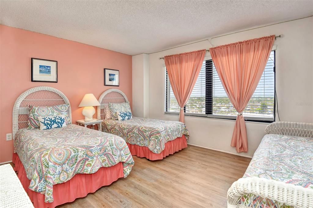 Active With Contract: $444,000 (2 beds, 2 baths, 1484 Square Feet)