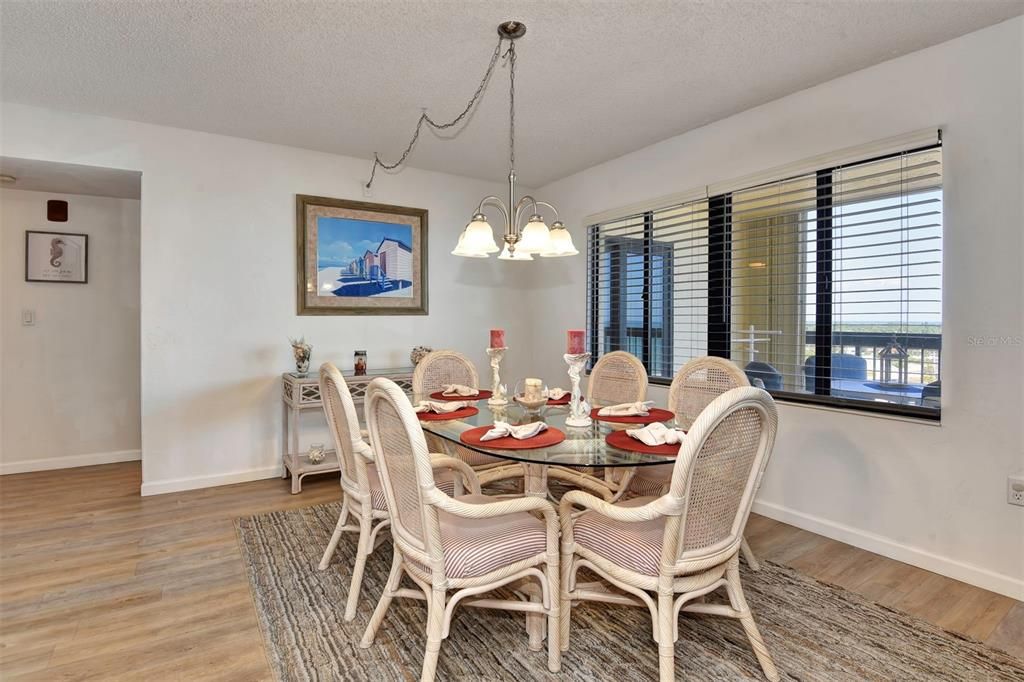 Active With Contract: $444,000 (2 beds, 2 baths, 1484 Square Feet)