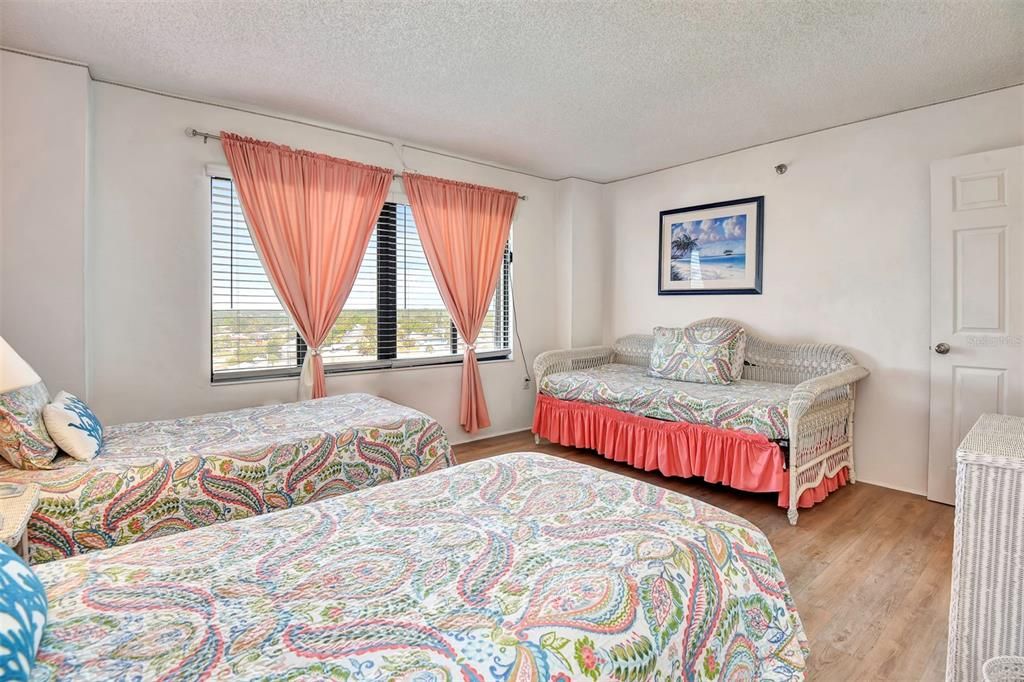 Active With Contract: $444,000 (2 beds, 2 baths, 1484 Square Feet)