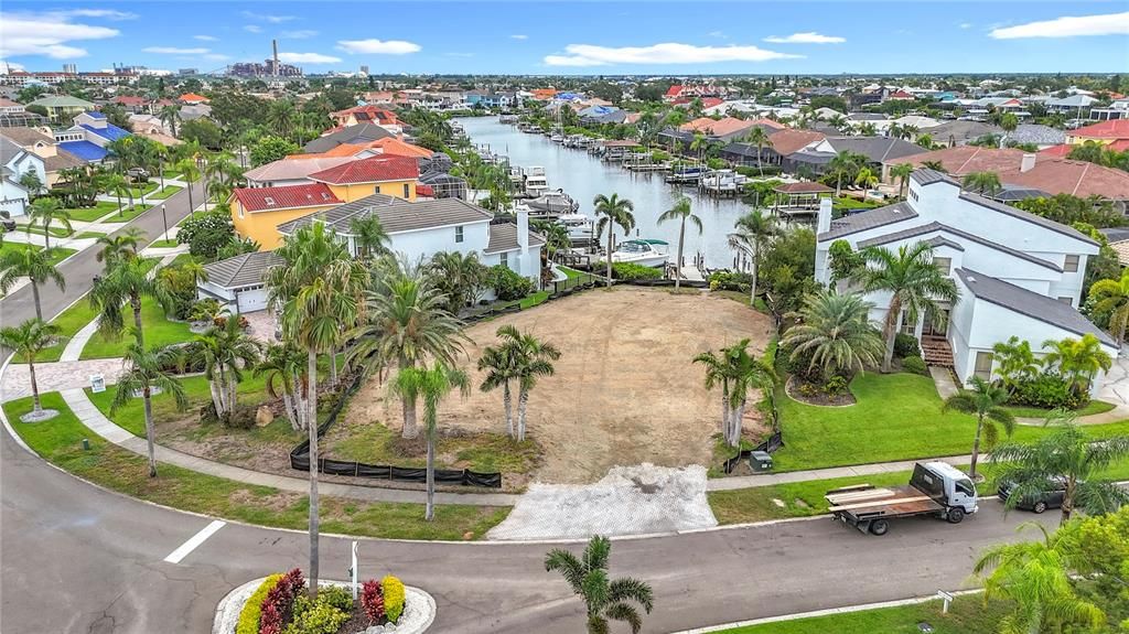 Activo con contrato: $400,000 (0.24 acres)