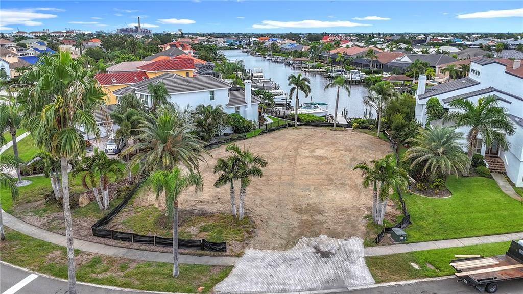 Activo con contrato: $400,000 (0.24 acres)