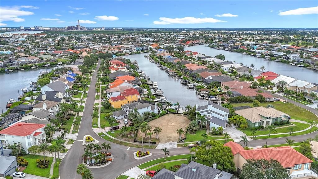 Activo con contrato: $400,000 (0.24 acres)