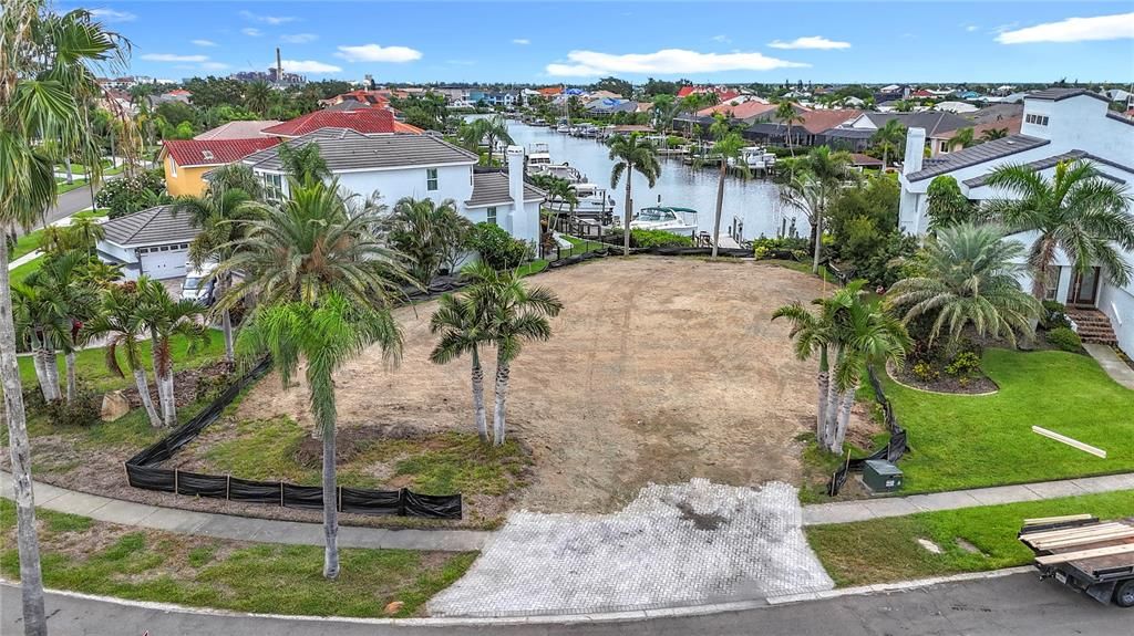 Activo con contrato: $400,000 (0.24 acres)