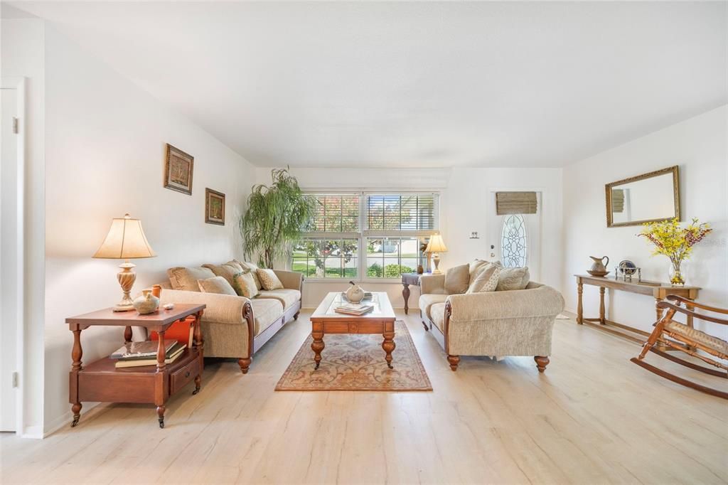 Active With Contract: $189,000 (2 beds, 2 baths, 1464 Square Feet)