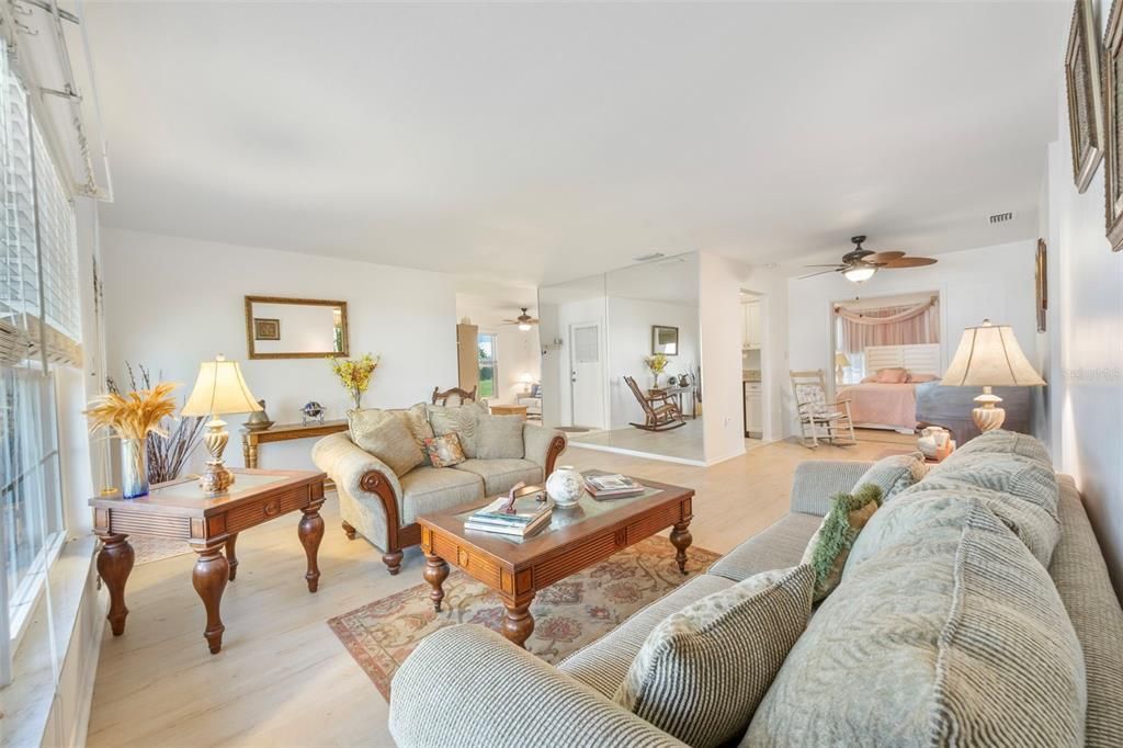 Active With Contract: $189,000 (2 beds, 2 baths, 1464 Square Feet)