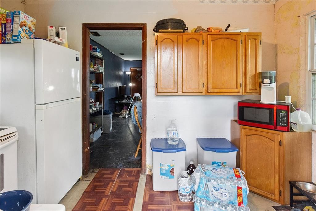 合同活跃: $149,999 (2 贝兹, 1 浴室, 968 平方英尺)