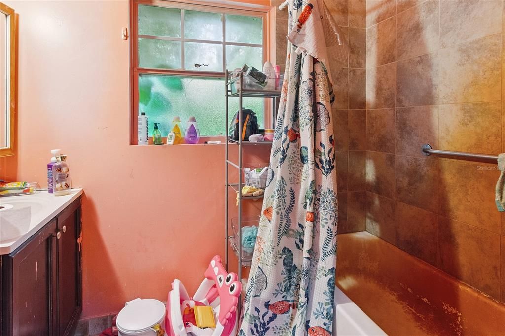 合同活跃: $149,999 (2 贝兹, 1 浴室, 968 平方英尺)