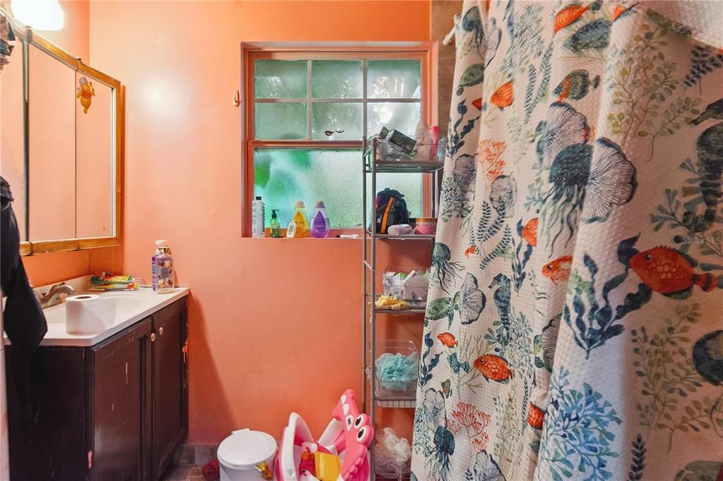 合同活跃: $149,999 (2 贝兹, 1 浴室, 968 平方英尺)