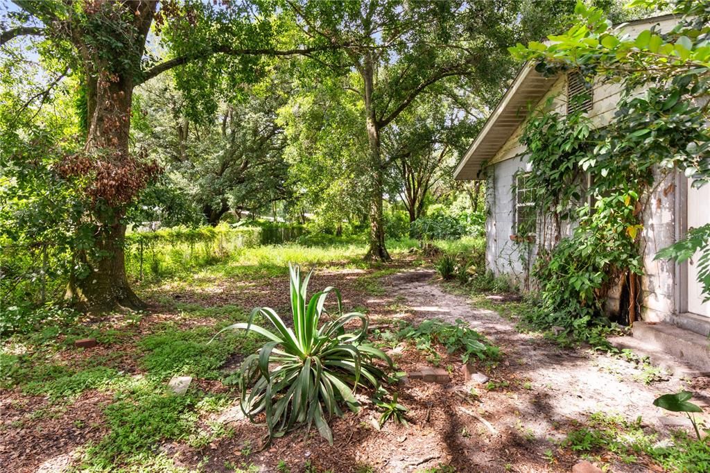 合同活跃: $149,999 (2 贝兹, 1 浴室, 968 平方英尺)