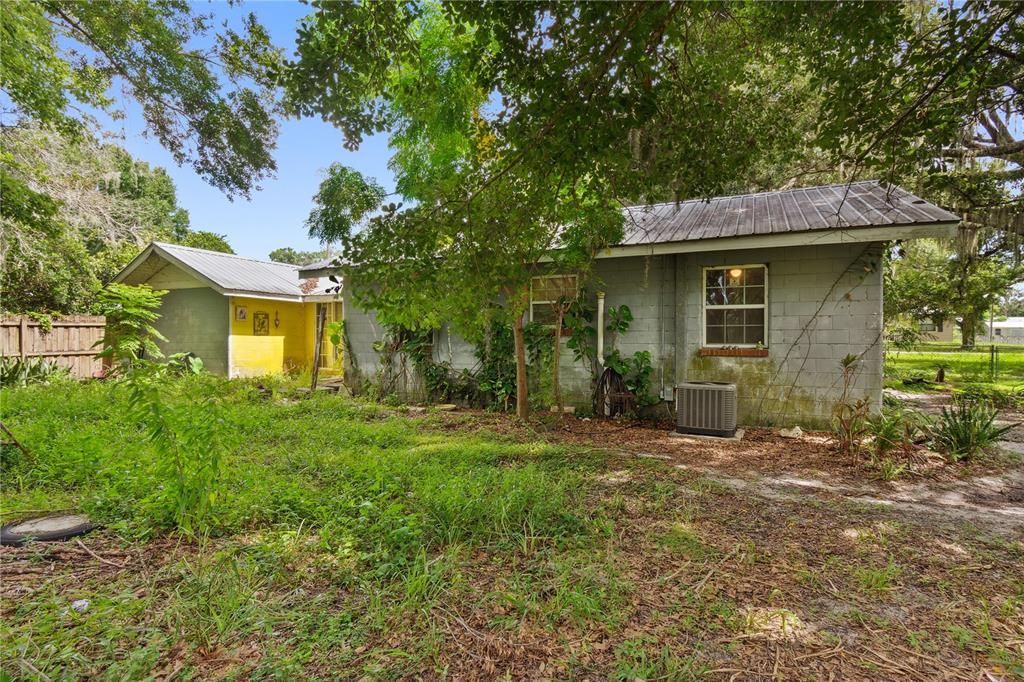 合同活跃: $149,999 (2 贝兹, 1 浴室, 968 平方英尺)