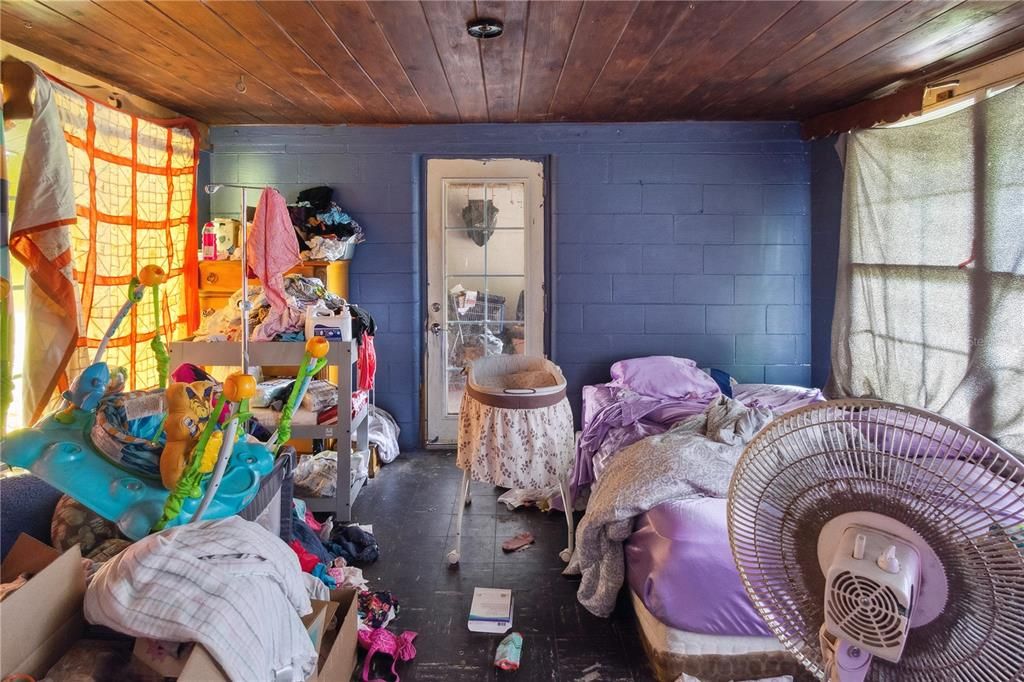 合同活跃: $149,999 (2 贝兹, 1 浴室, 968 平方英尺)