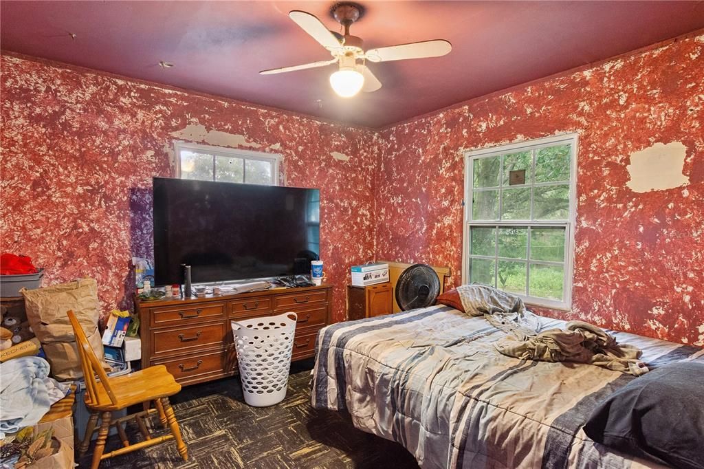 合同活跃: $149,999 (2 贝兹, 1 浴室, 968 平方英尺)