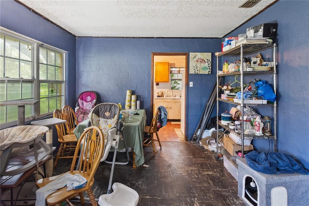 合同活跃: $149,999 (2 贝兹, 1 浴室, 968 平方英尺)